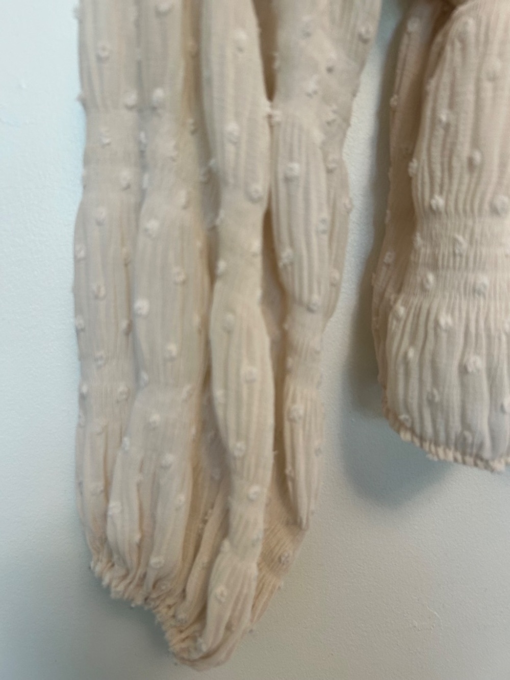 Line & Dot Pippa Smocked Clip Dot Blouse Taupe Beige V-Neck M Fairycore bohochic - Picture 3 of 16